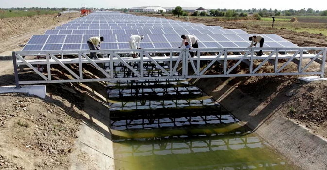 A new concept of photovoltaics, photovoltaics on the canal!